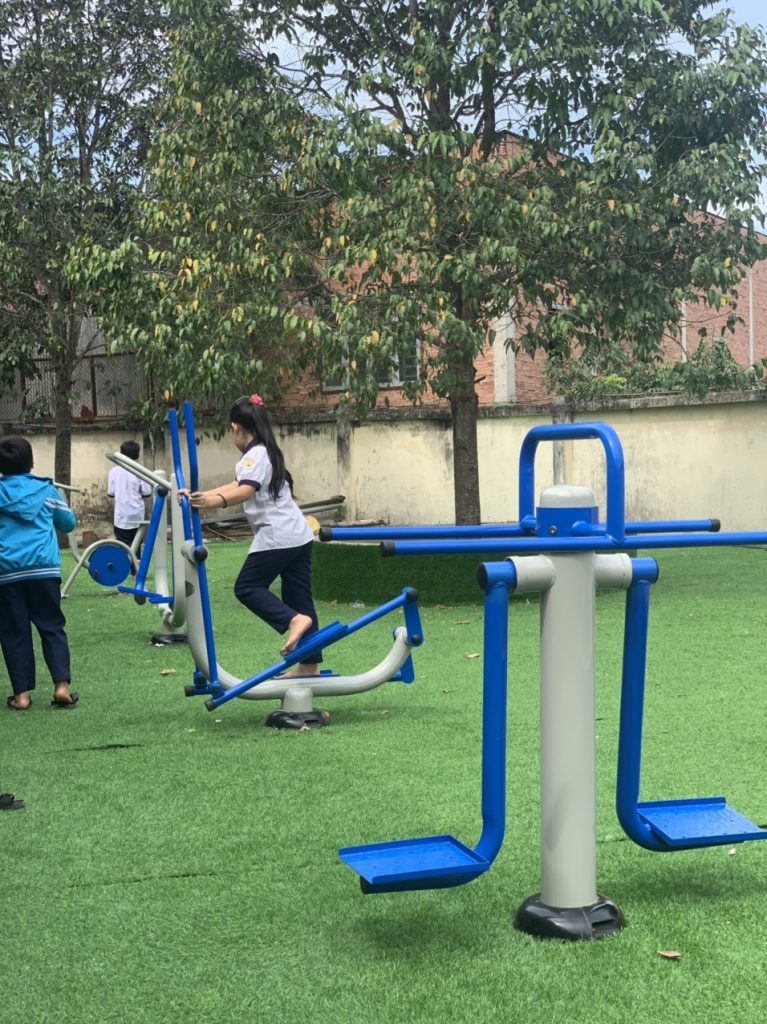 Các dụng cụ tập thể dục ngoài trời Các dụng cụ tập thể dục ngoài trời